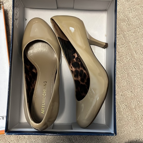 Women’s Nude Heels size 6 - Picture 2 of 4